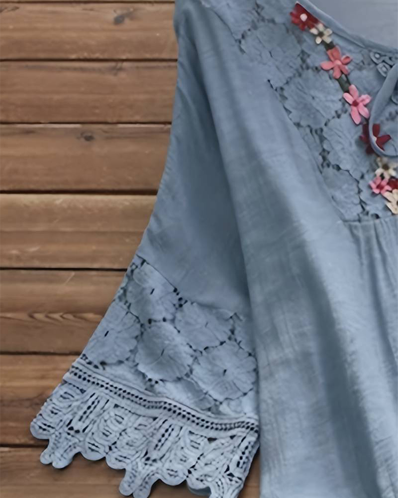 Ensfarget hul bluse med blonder