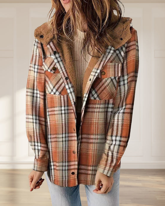 Uformell rutete jakke med hetteknapper
