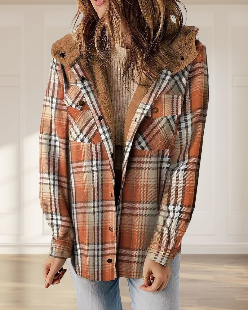 Uformell rutete jakke med hetteknapper