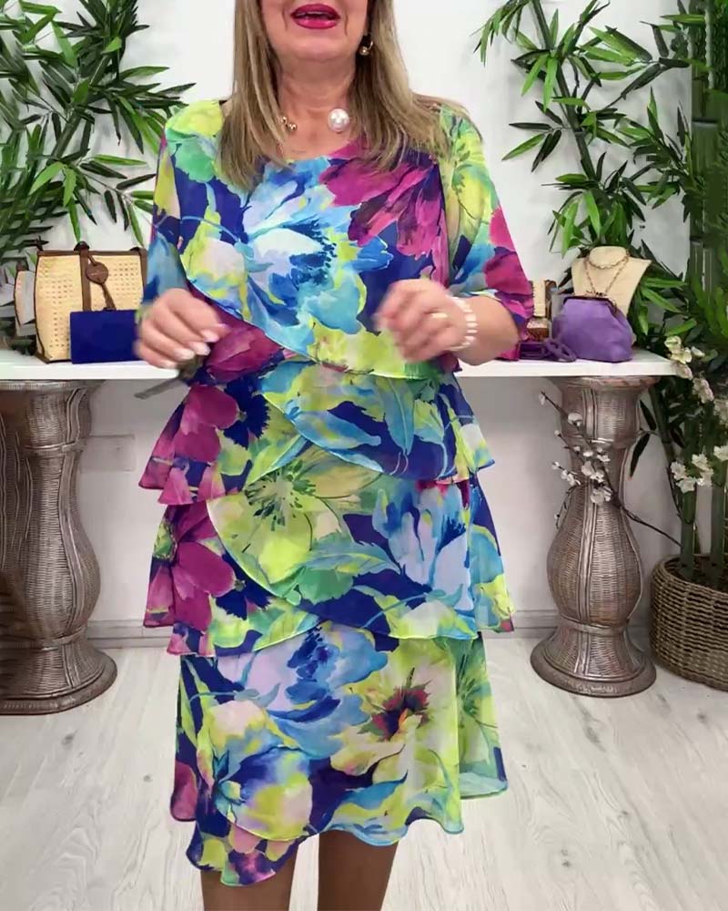 Blomstret kjole med rund hals og halvermet med volanger