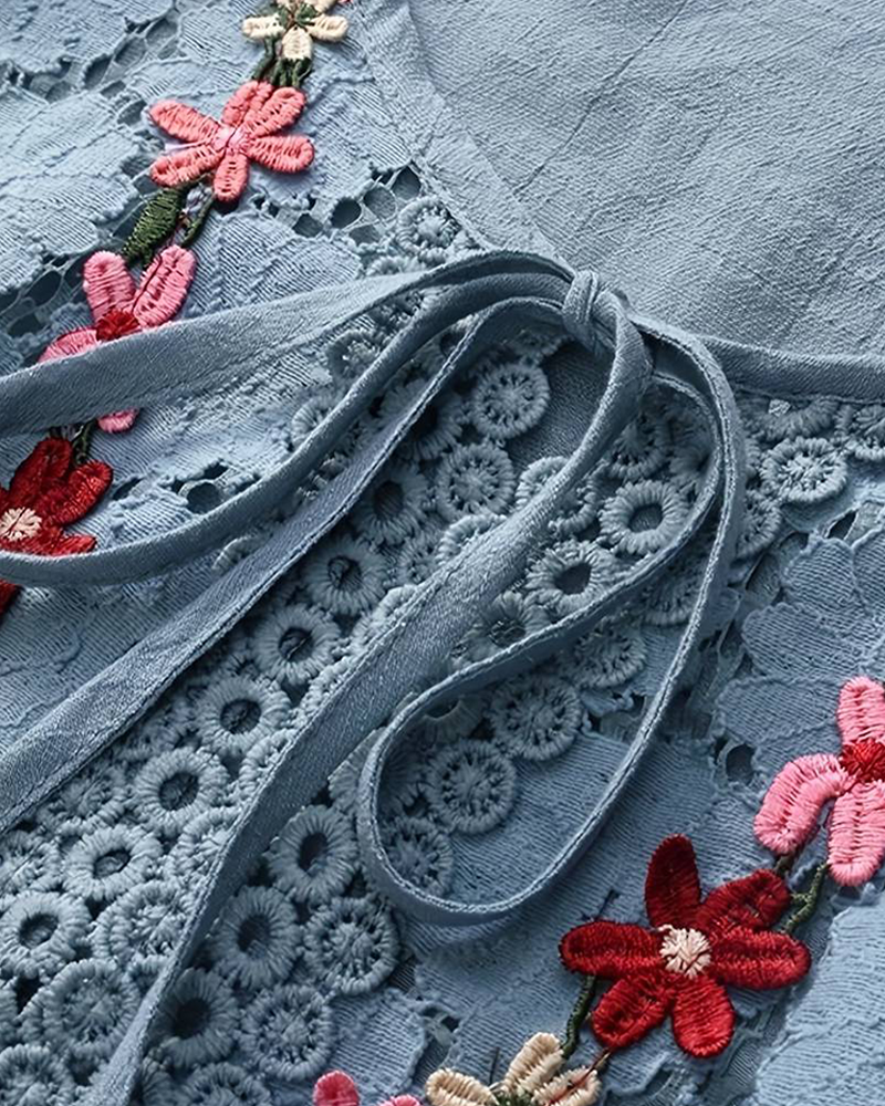 Ensfarget hul bluse med blonder