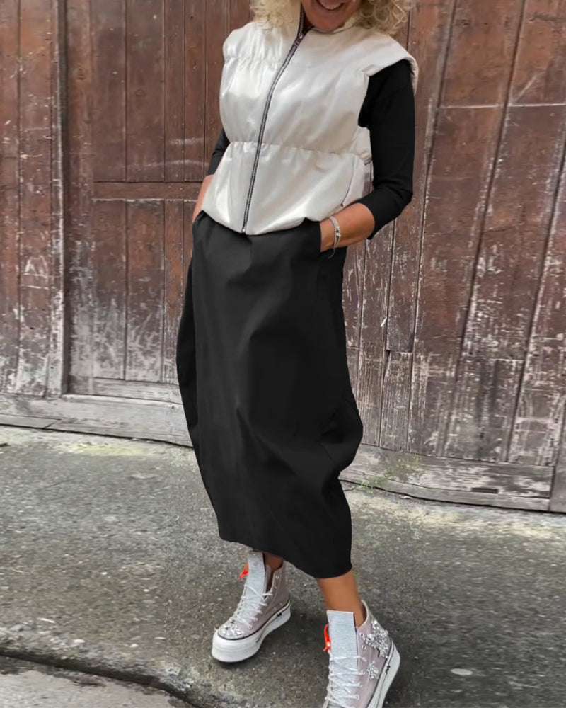 Enkel ensfarget og elegant kjole med lange ermer