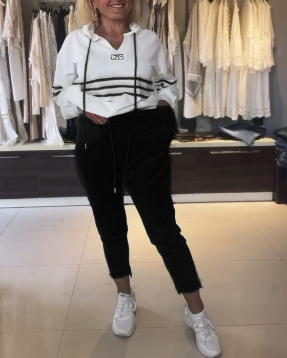 Uformelt sett med hettegenser med stripetrykk