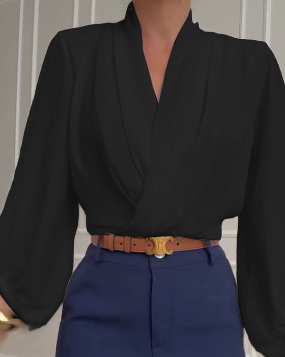 Mote ensfarget bluse med V-hals med lanterne