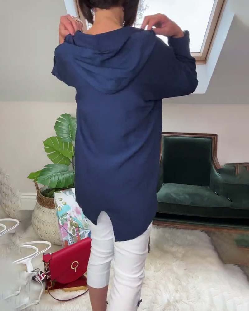 Uformell brodert topp med hette med lange ermer med blomsterbokstaver