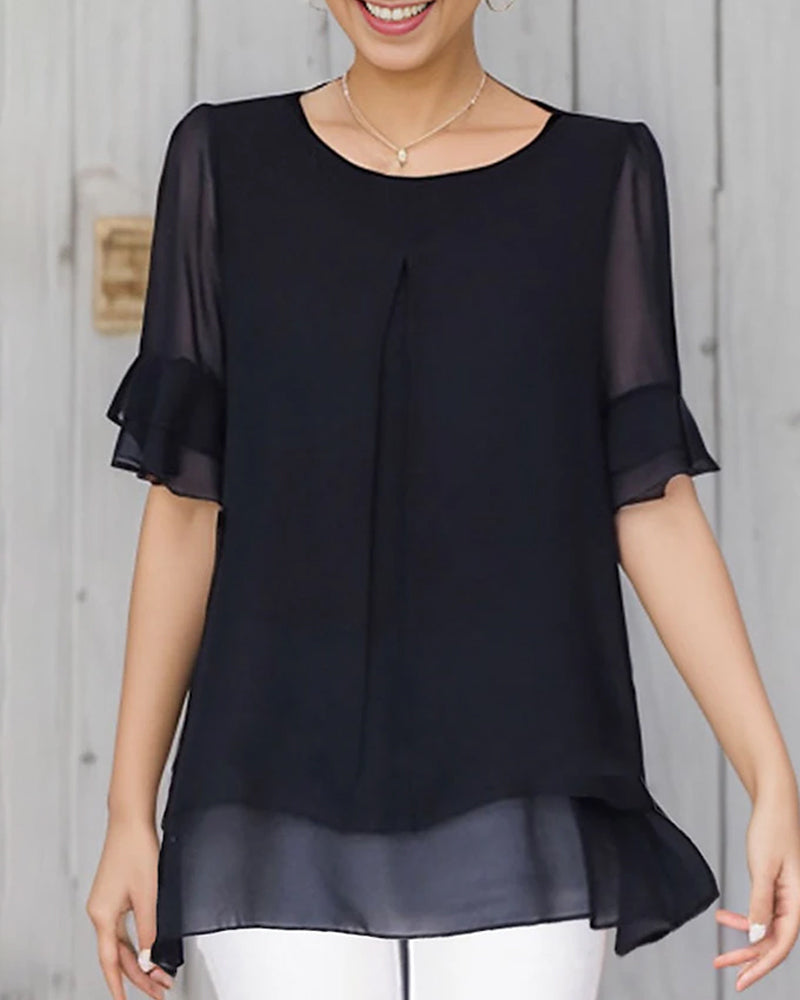 Ensfarget topp med rund hals og volangermer