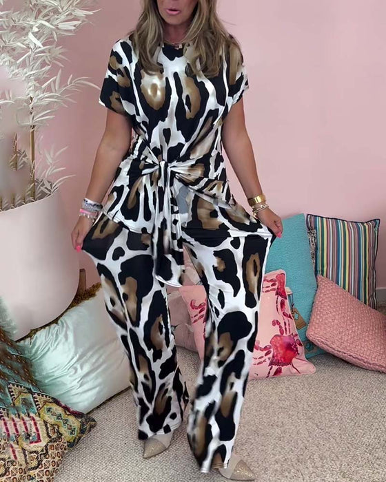 Uformelt todelt sett med snøring i leopardmønster