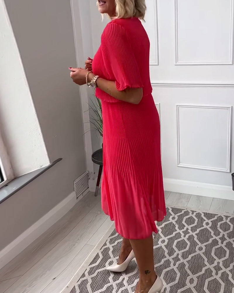 Uformell ensfarget plissert kjole med V-hals og halve ermer