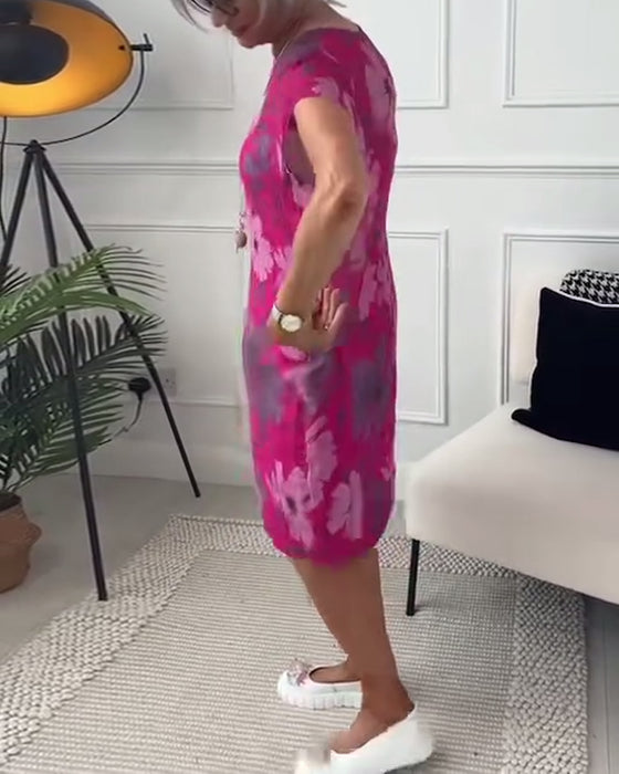 Uformell løs kjole med blomstertrykk med korte ermer og lommer