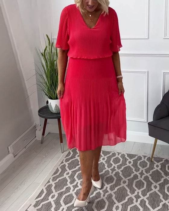 Uformell ensfarget plissert kjole med V-hals og halve ermer