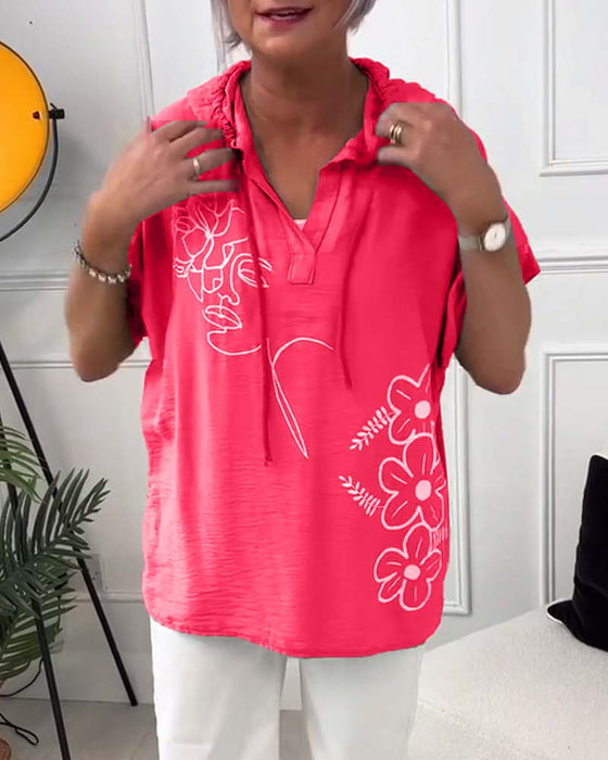 Uformell hettebluse med korte ermer med blomstertrykk