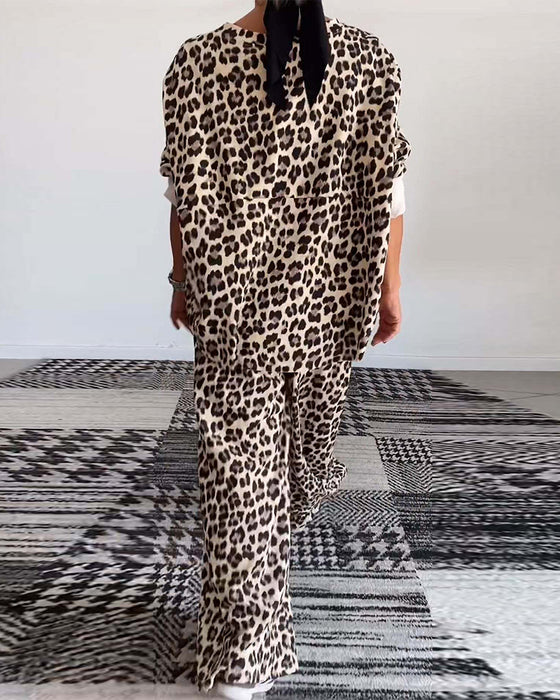 Uformelt leopardmønster med rund hals og buksesett med brede ben