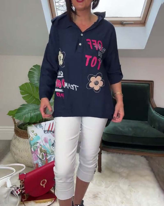 Uformell brodert topp med hette med lange ermer med blomsterbokstaver