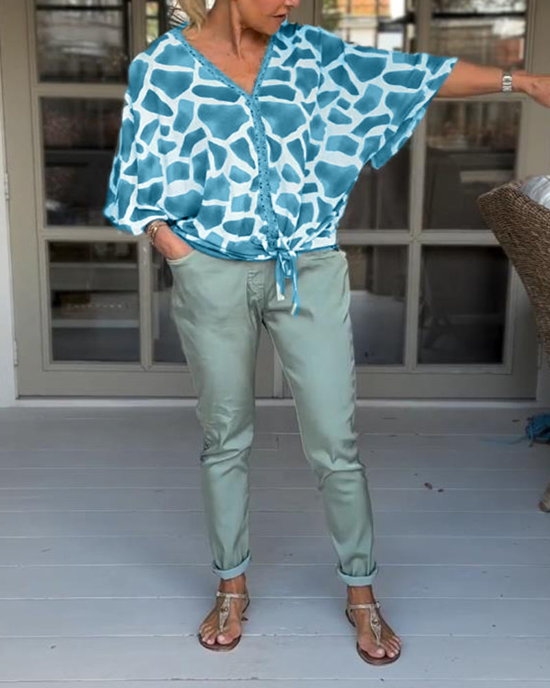 Elegant bluse med V-hals med flaggermusermer