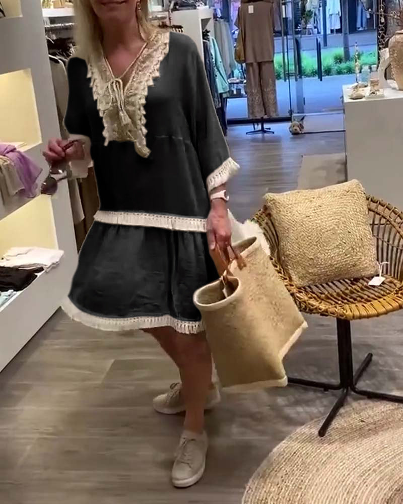 Fritidskjole med V-hals frynser med blonder