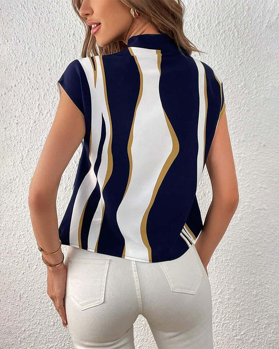 Kortermet blondebluse med kontrasttrykk