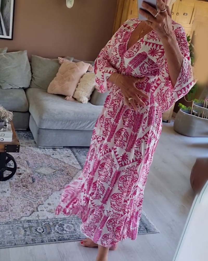 Elegant kjole med trykk med V-hals-fold og klokkeerm