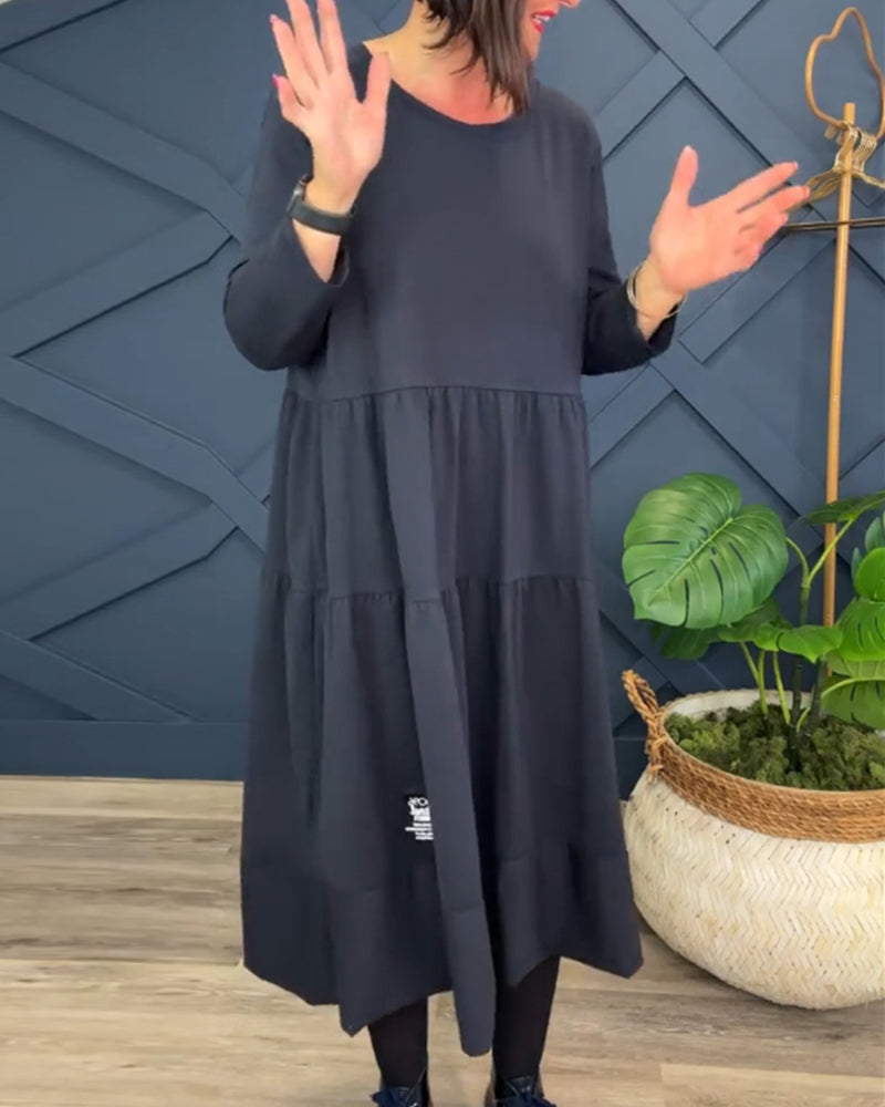 Uformell ensfarget patchworkkjole med rund hals