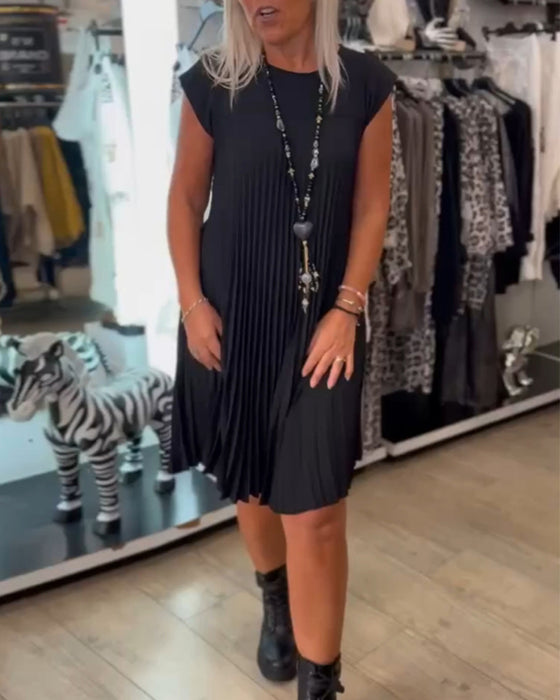 Ensfarget plissert uformell kjole med rund hals