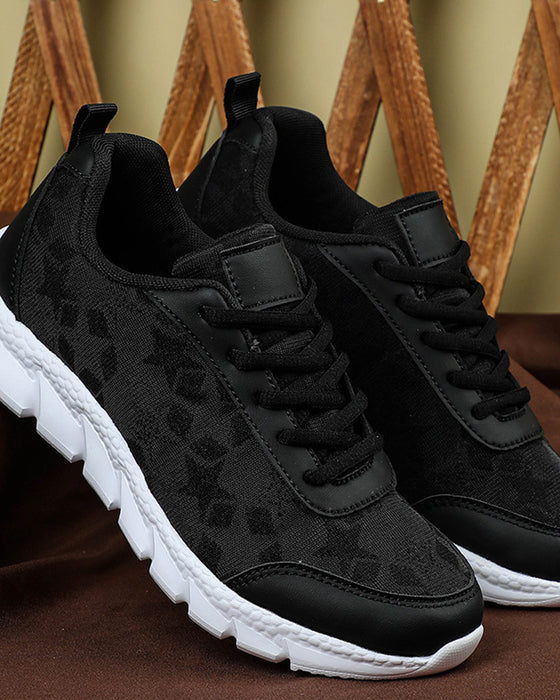 Enkle ensfargede pustende sneakers med snøring