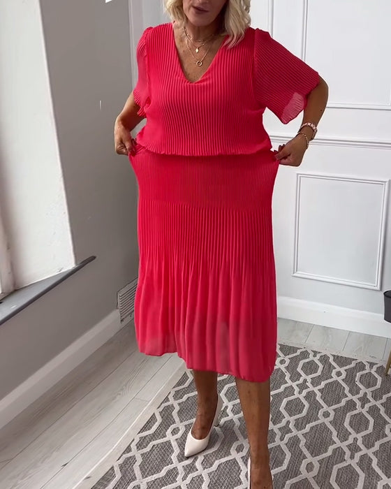 Uformell ensfarget plissert kjole med V-hals og halve ermer