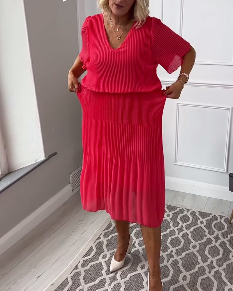 Uformell ensfarget plissert kjole med V-hals og halve ermer