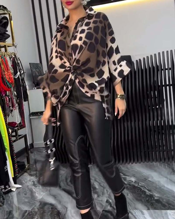 Temperamentbluse med leopardmønster i jakkeslag