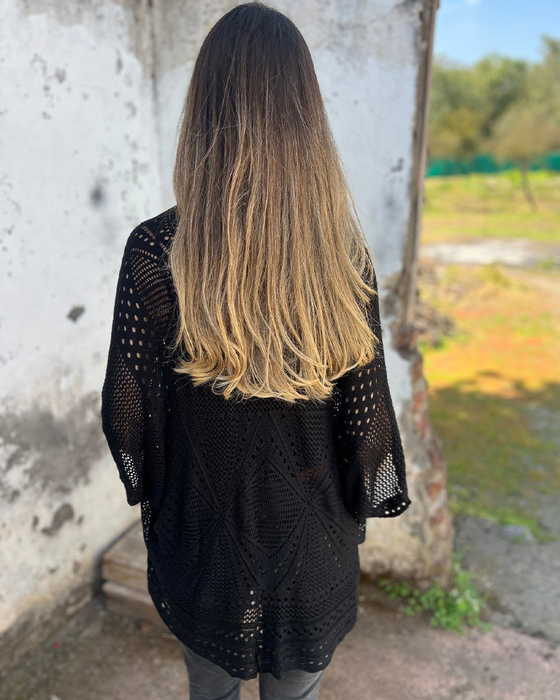 Elegant kåpe med hullstickdesign