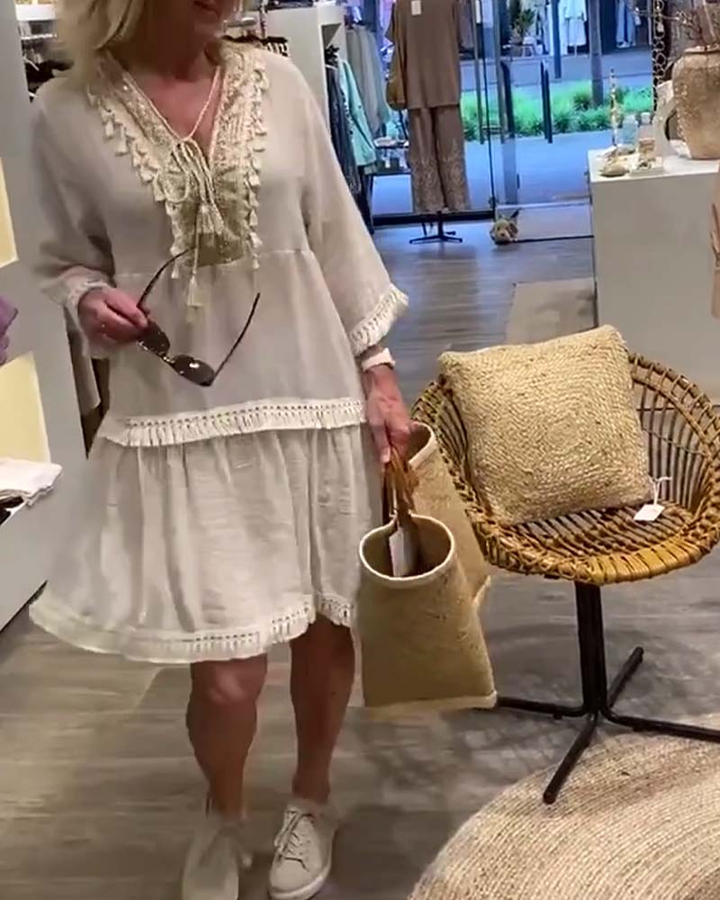 Fritidskjole med V-hals frynser med blonder