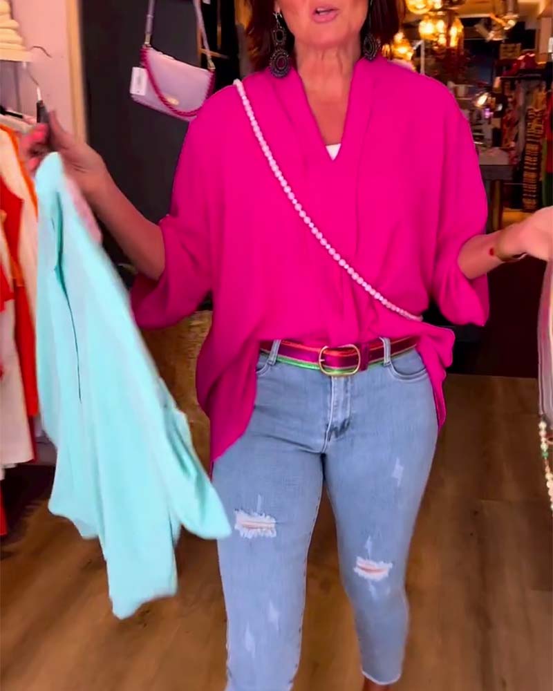 Uformell ensfarget bluse med V-hals og trekvart erme