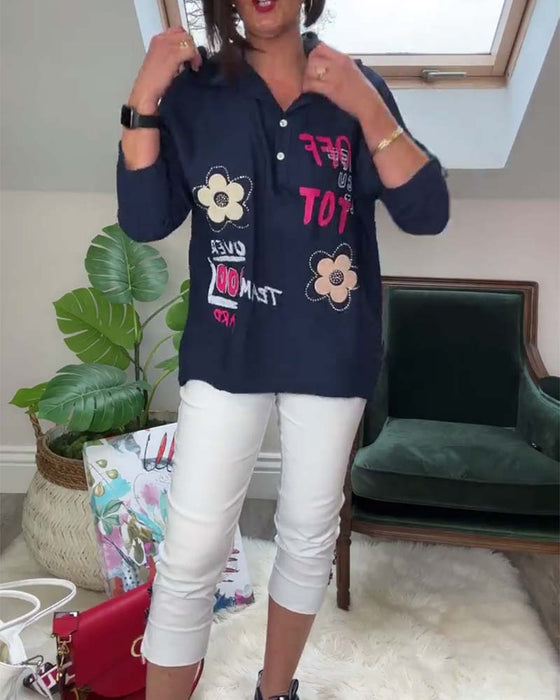 Uformell brodert topp med hette med lange ermer med blomsterbokstaver