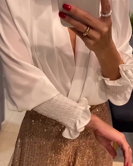 Elegant ensfarget bluse med V-hals med lanterne