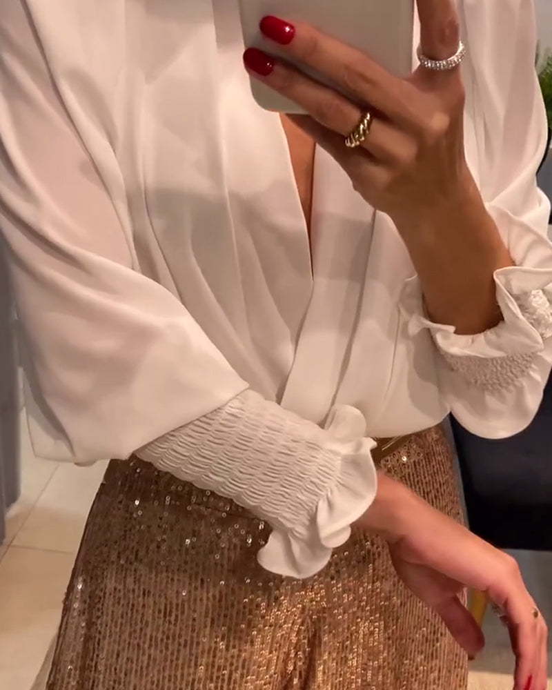 Elegant ensfarget bluse med V-hals med lanterne