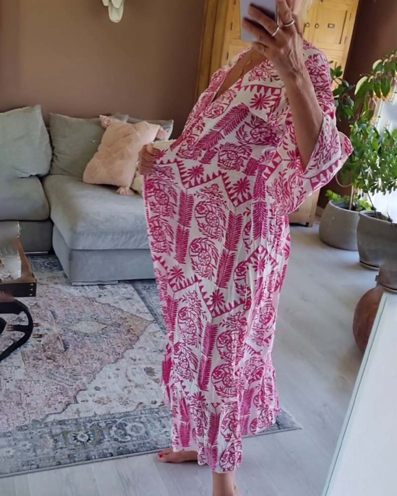 Elegant kjole med trykk med V-hals-fold og klokkeerm