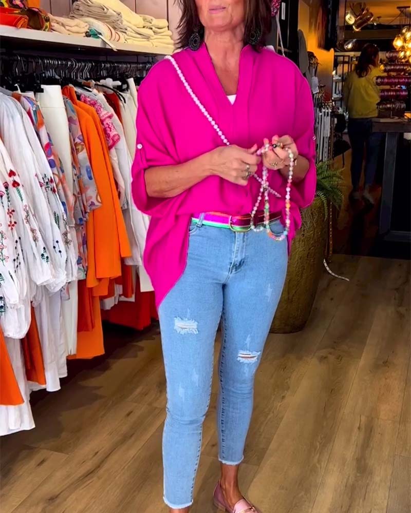 Uformell ensfarget bluse med V-hals og trekvart erme