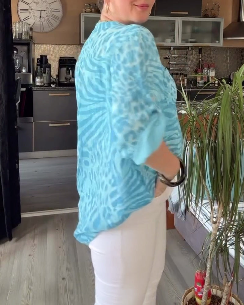 Bluse med trykt V-hals med knapp med trekvart ermer