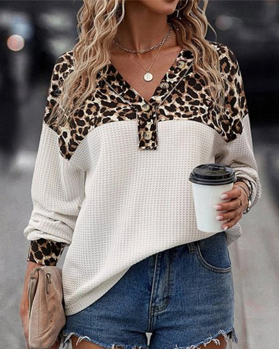 Uformell genser med V-hals i leopardmønster