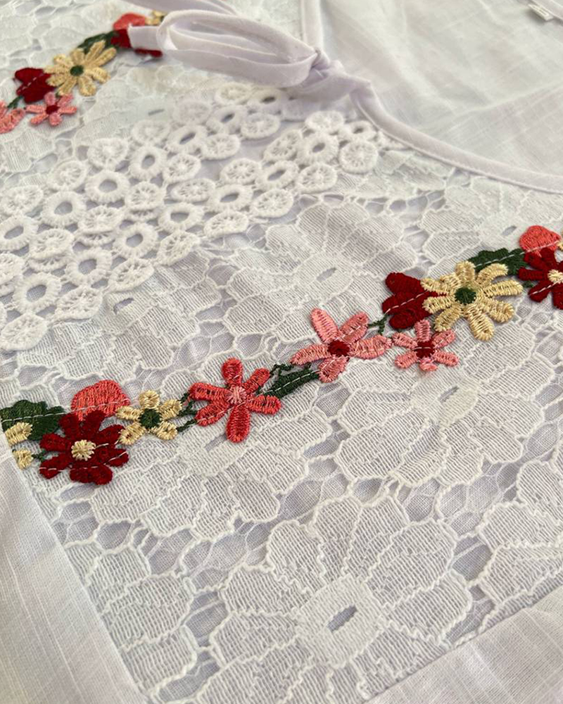 Ensfarget hul bluse med blonder