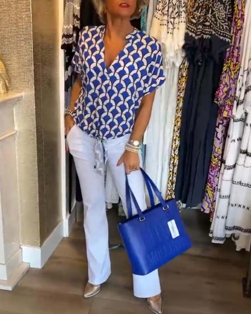 Uformell trykt topp med korte ermer og V-hals