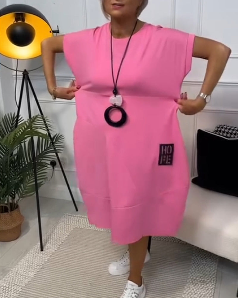 Enkel kortermet uformell kjole med bokstavtrykk