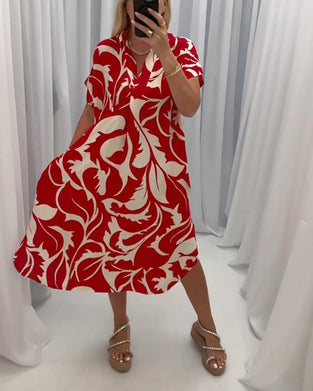 Uformell kjole med slits i kontrasttrykk