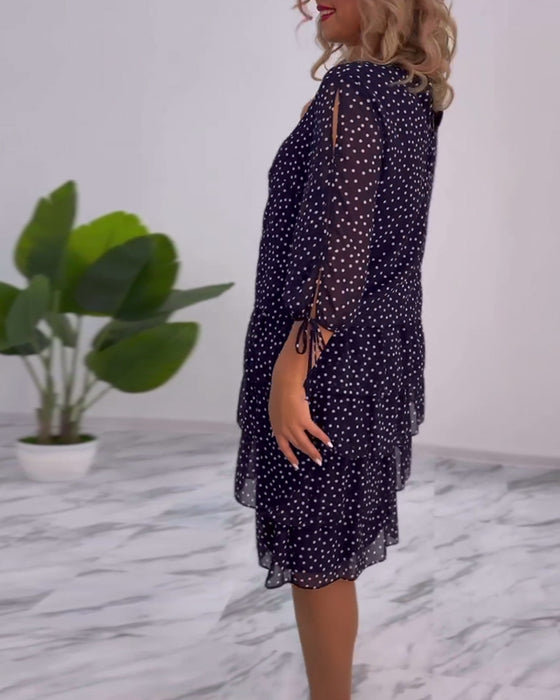 Elegant kjole i lag med polka-prikker