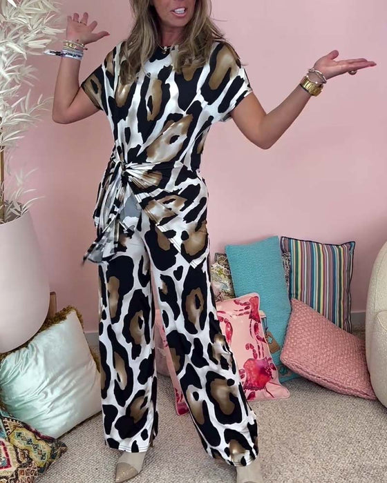 Uformelt todelt sett med snøring i leopardmønster