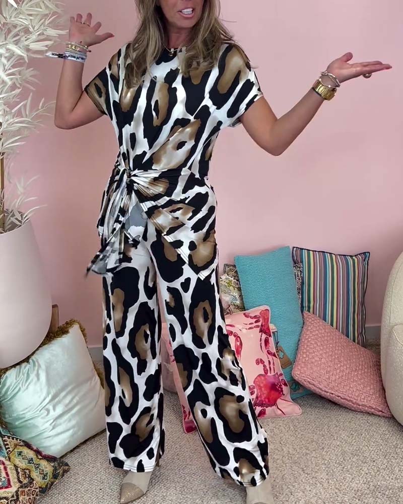 Uformelt todelt sett med snøring i leopardmønster