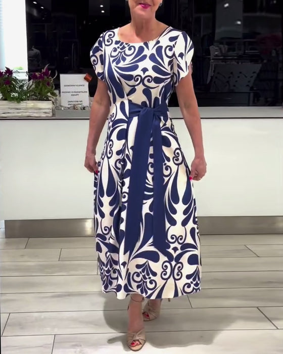 Elegant kortermet kjole med kontrasttrykk