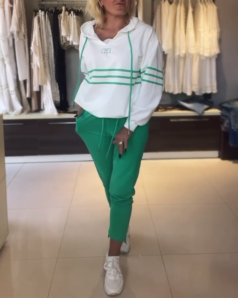 Uformelt sett med hettegenser med stripetrykk