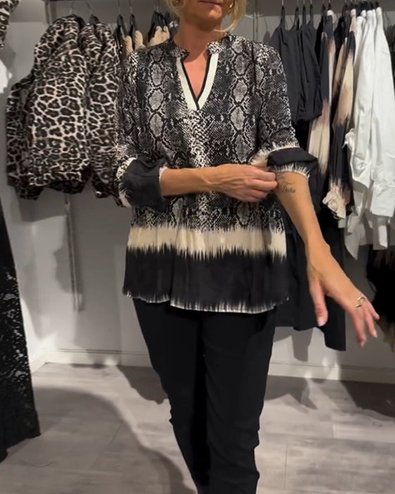 V-hals bluse med slangetrykk i fargeblokk