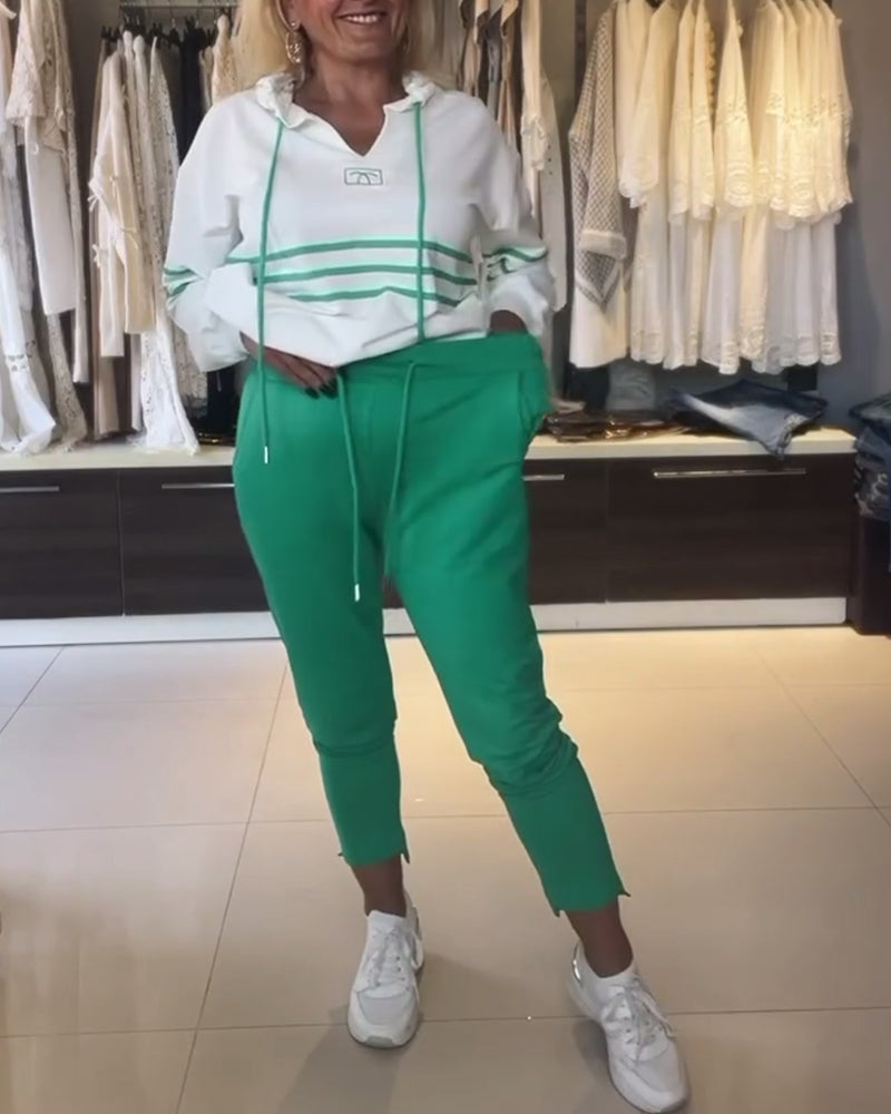 Uformelt sett med hettegenser med stripetrykk