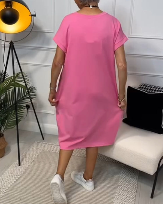 Enkel kortermet uformell kjole med bokstavtrykk