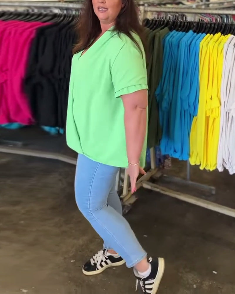 Ensfarget bluse med volangkant med V-hals